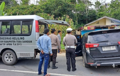 Detik-Detik Mobil Innova Pecah Ban hingga Tabrak Parit di Jalinsum Sionggang Utara