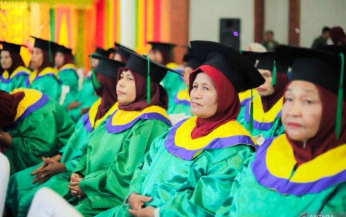 Meniti Ilmu di Senja Usia, 82 Lansia Nagan Raya Diwisuda