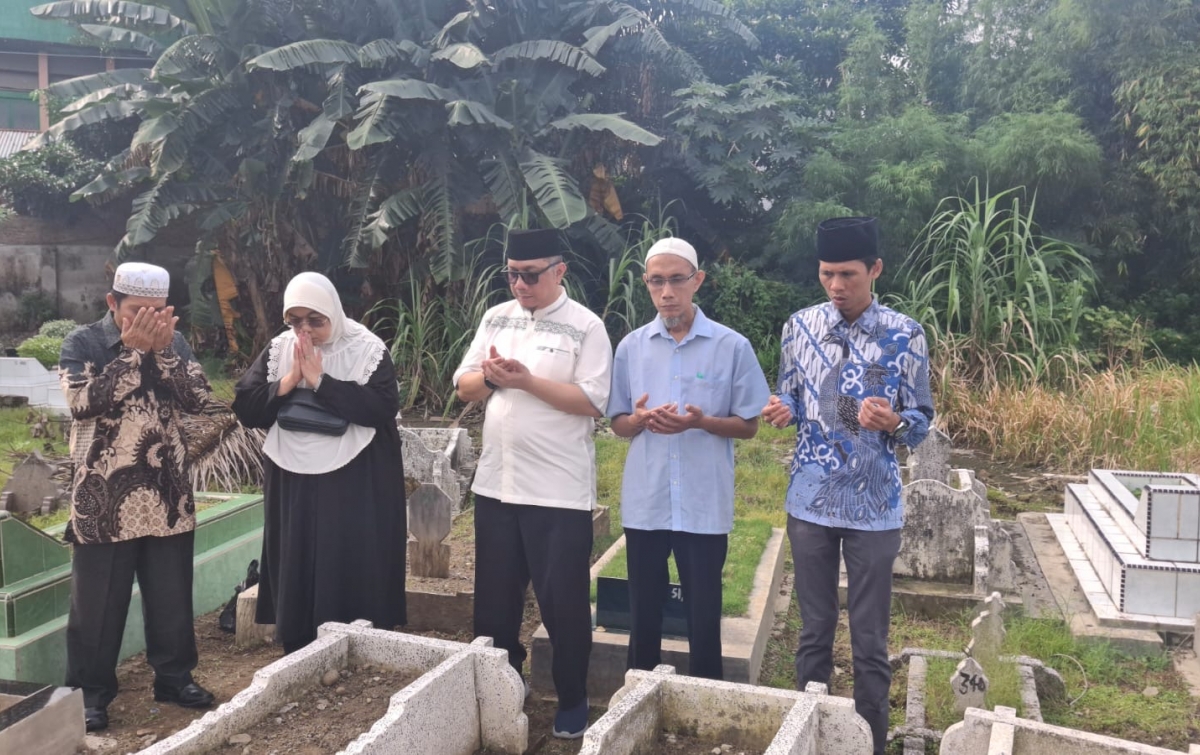 Keluarga Besar UISU Ziarah Kubur, Perkuat Ukhuwah Islamiyah