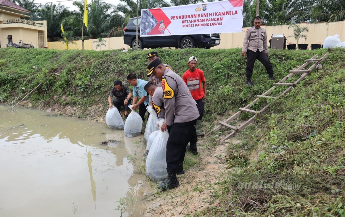 Dukung Ketahanan Pangan, Polres Palas Tabur Benih Ikan