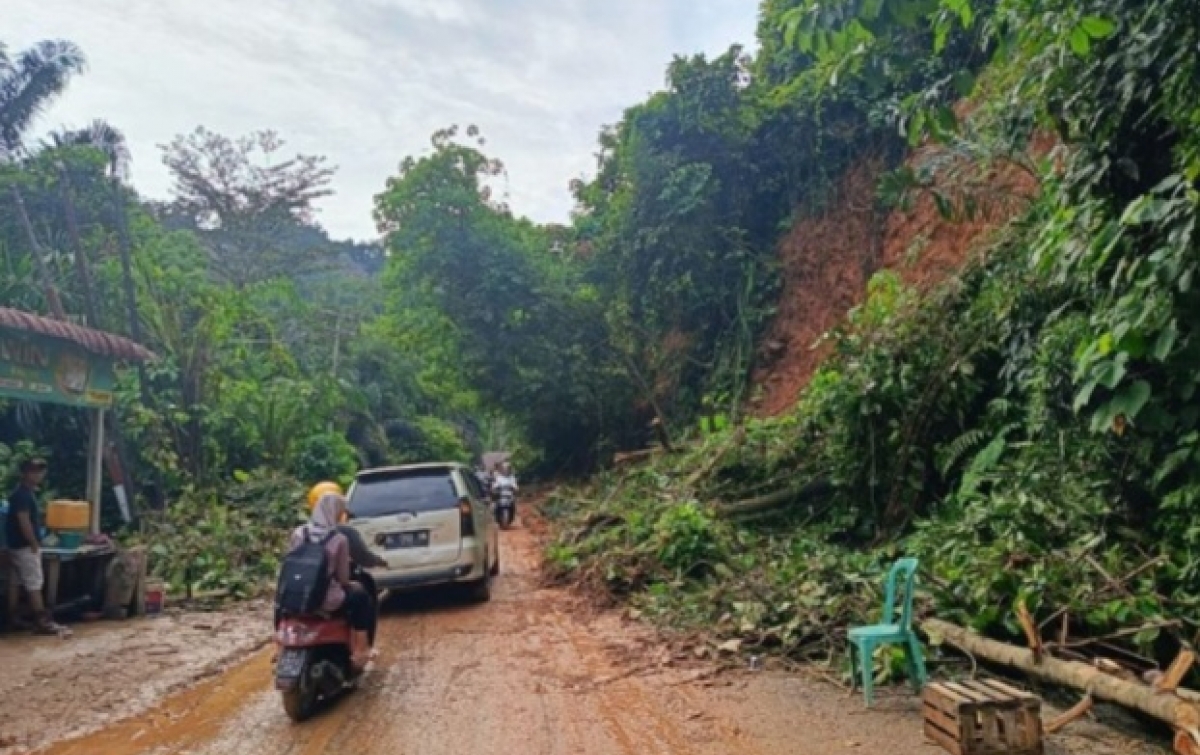 Setelah Putus Total, Jalan Lintas Sumatera di Bukit Pulai Sudah Bisa Dilalui Kendaraan