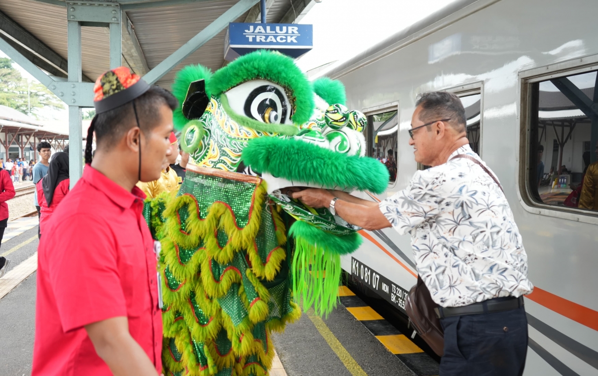 Atraksi Barongsai Hibur Penumpang KA di Stasiun Tebing Tinggi