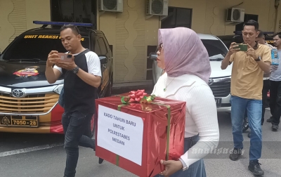 Ibu Korban Penelantaran Anak Beri Kue ke Polisi, Minta Kasus Segera Ditindaklanjuti