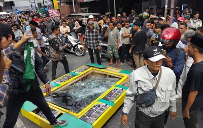 Mesin Judi Berkedok Ketangkasan Dihancurkan Massa