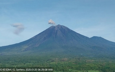 Gunung Semeru Erupsi 10 Kali, Ketinggian Letusan Hingga 1 Kilometer