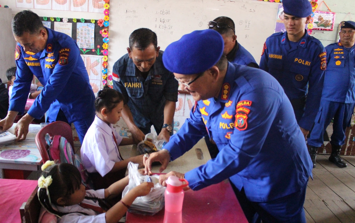 Ditpolairud Polda Sumut Bakti Sosial Makan Bergizi Gratis untuk Siswa SD di Kampung Nelayan Seberang