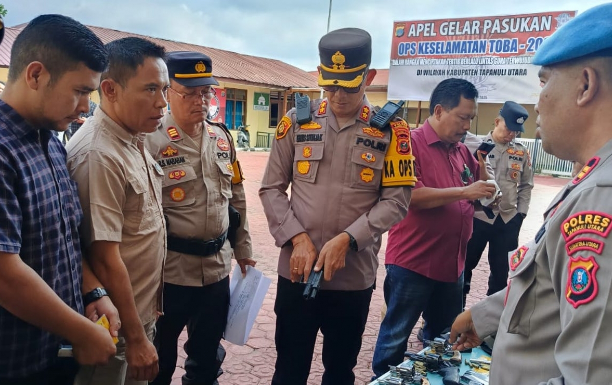 Tingkatkan Pengawasan, Kapolres Taput Periksa Senjata Api Milik Anggota