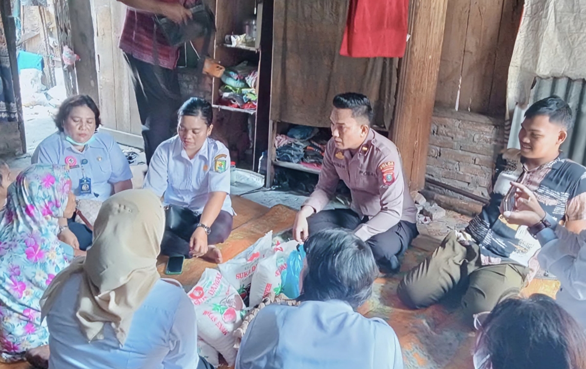 Kesehatan Janda Tua Diperiksa, Tim Medis dan Polisi Sergai Beri Bantuan