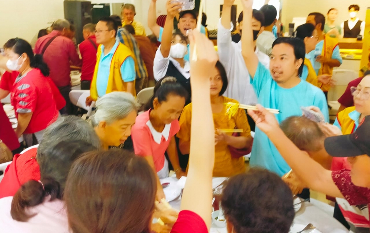 Seratusan Lansia Bahagia Makan Bersama KAM