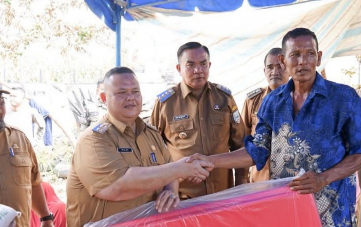 Bupati Salim Fakhry Serahkan Bantuan Masa Panik Kepada Korban Kebakaran di Aceh Tenggara