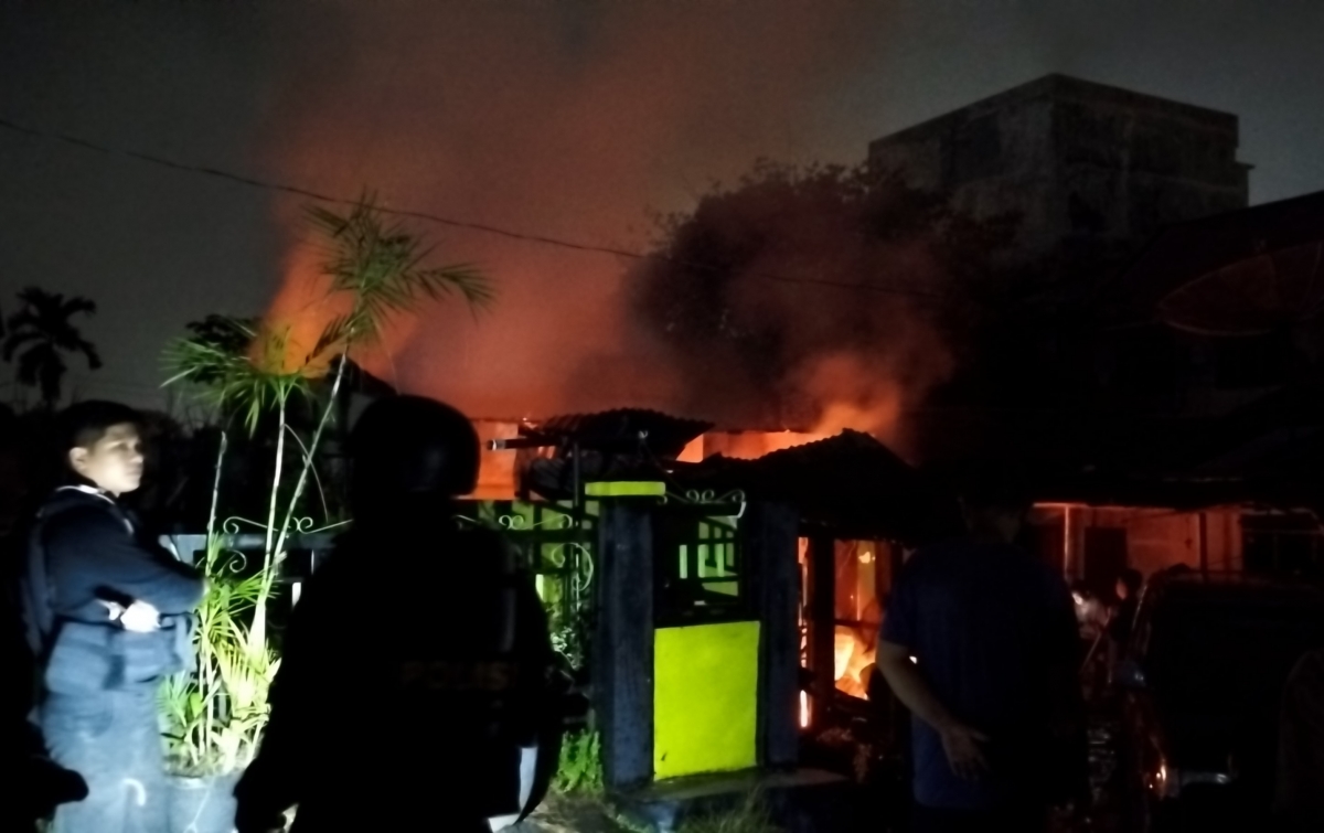 Rumah Lantai 2 di Bakaran Batu Terbakar