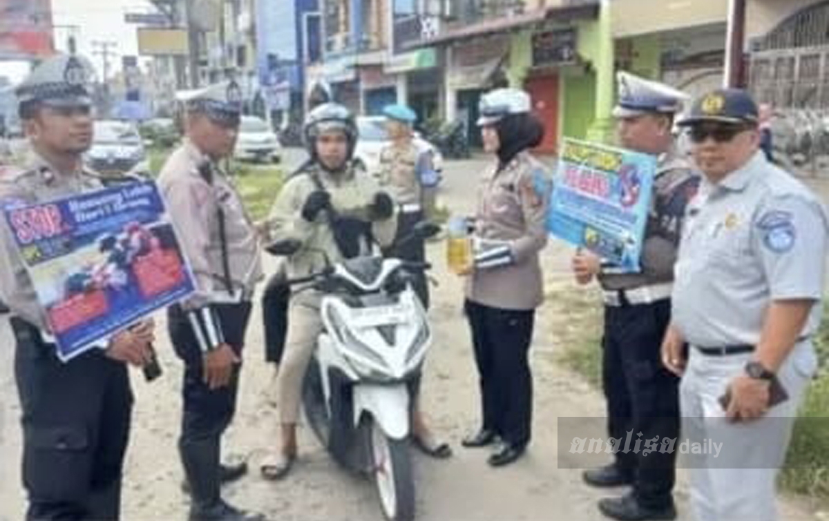 Sat Lantas Polres Sergai Berikan Edukasi Keselamatan dan Beri Bingkisan Kepada Pengendara