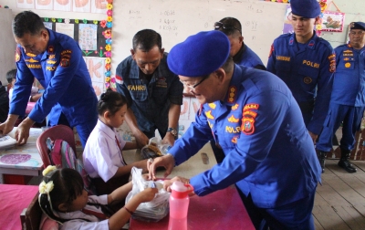 Ditpolairud Polda Sumut Bakti Sosial Makan Bergizi Gratis untuk Siswa SD di Kampung Nelayan Seberang