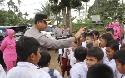 Peduli Pendidikan, Kapolres Langkat Berikan Bansos untuk SDN 056527