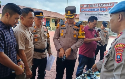 Tingkatkan Pengawasan, Kapolres Taput Periksa Senjata Api Milik Anggota