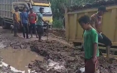 Jalan Desa Sei Jawi-Jawi Rusak Parah, Warga Minta Perhatian Presiden Prabowo