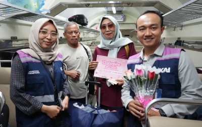 Momentum Valentine, KAI Divre I Sumut Beri Kejutan kepada Penumpang Kereta Api