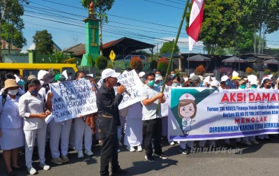 Tolak Dirumahkan, Ratusan Tenaga Kesehatan di Dairi Unjuk Rasa