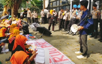 Puluhan PRT Sumut Demo Kantor Gubsu