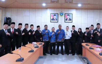 Kadis Perindag ESDM Serahkan SK Anggota BPSK Sumut Periode 2025-2030