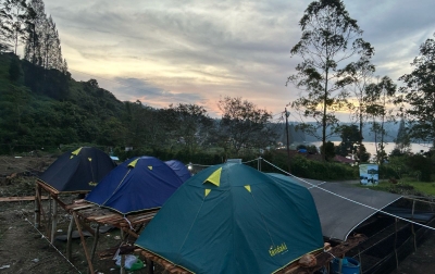 Camping Sambil Nonton Film di Enam Gunung