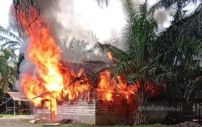 Emak-emak di Lubuk Barumun Bakar Kafe Diduga Tempat Prostitusi