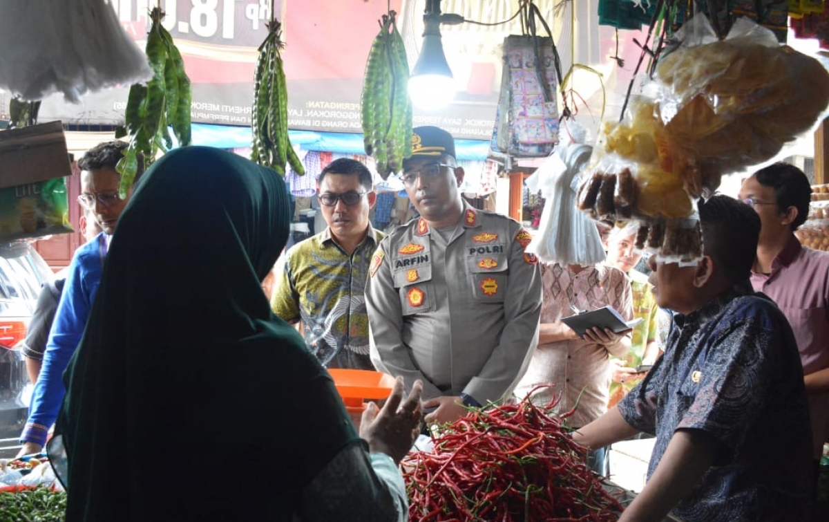 Kapolres Labusel Bersama Forkopimda Sidak Pasar, Cek Harga dan Ketersediaan Bapokting