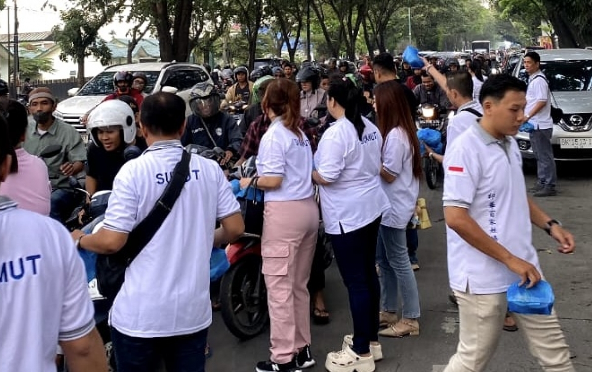 PSMTI Sumut Berbagi Takjil ke Pengendara