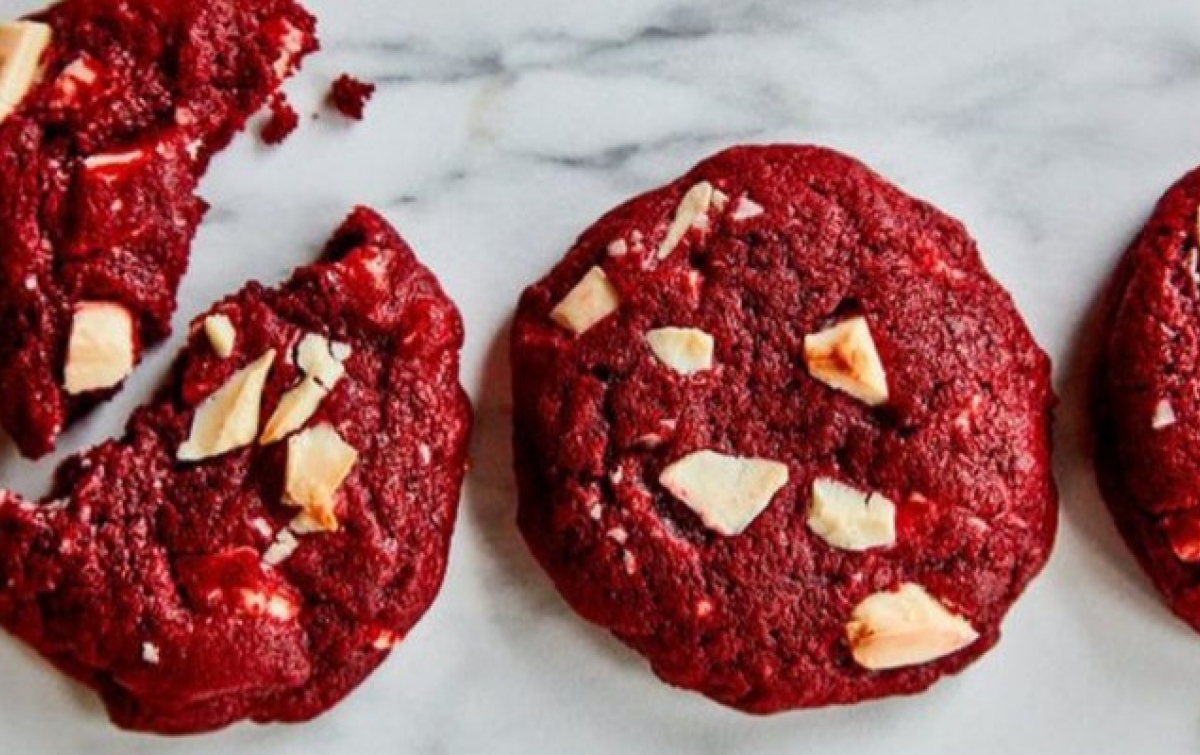 Bikin Sendiri Red Velvet Almond Cookies, Kue Kering yang Lumer di Mulut