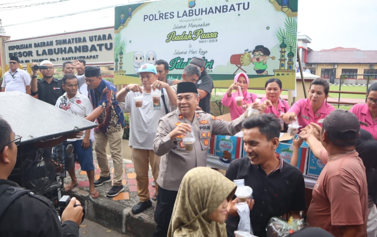 Sinergi Polri dan Media Bagikan Takjil  untuk Masyarakat