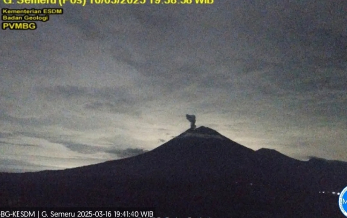 Gunung Semeru Erupsi, Tinggi Letusan 900 Meter di Atas Puncak