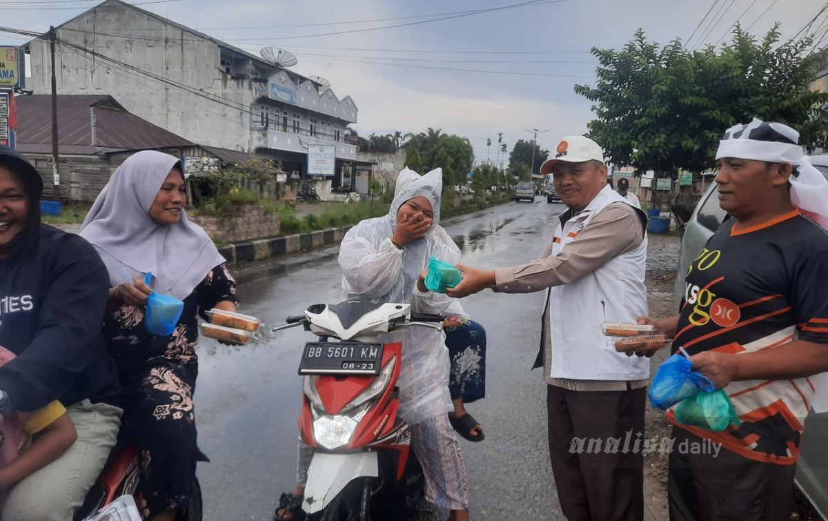 Semangat Ramadan, PKS Palas Bagikan 1.500 Paket Takjil