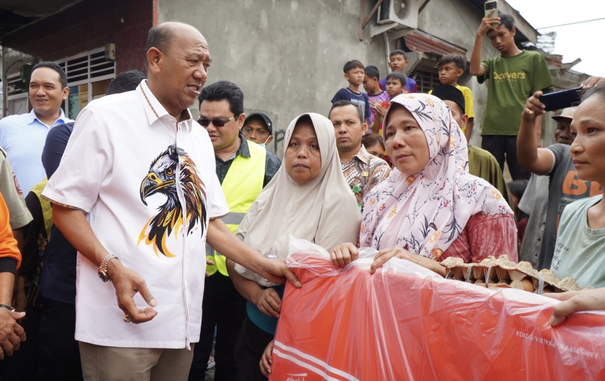 Serahkan Bantuan, Afandin Janji Rehabilitasi Rumah Korban Kebakaran di Pangkalanbrandan