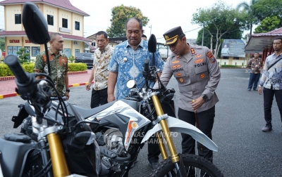 Bupati Asahan Dukung Operasional Polres Kisaran dengan Beri Empat Buah Sepeda Motor KLX