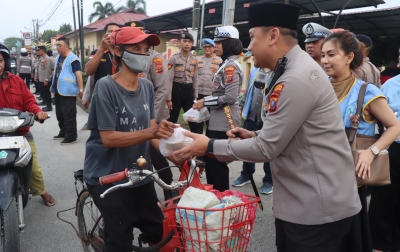 Polresta Deliserdang Berbagi Takjil Kepada Masyarakat