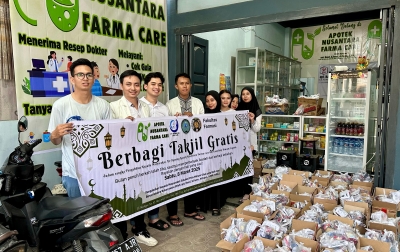 Berbagi Takjil Gratis dan Edukasi Kesehatan di Depan Apotek Nusantara Farma Care