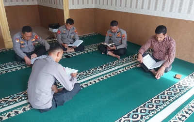 Personel Polres Labusel Tadarusan Bareng