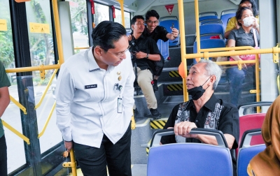 Dukung Program One Day No Car, Rico Waas Pergi Kerja ke Balai Kota Naik Bus Listrik