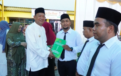 Syah Afandin Serahkan Sertifikat PPG dan Santunan Anak Yatim