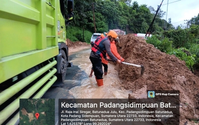 Tanggap Darurat Brimob Polda Sumut Bersihkan Longsor di Padangsidimpuan