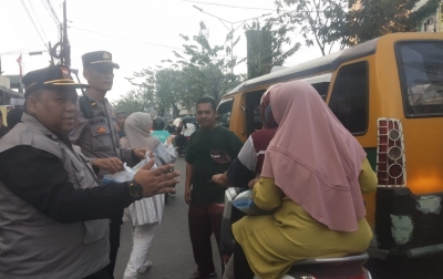 Senkom Mitra Polri Kota Medan dan Bhabinkamtibmas Polrestabes Medan Berbagi Takjil