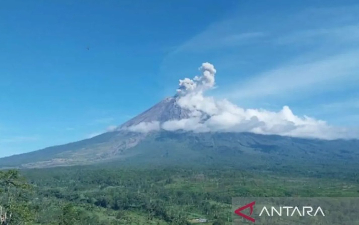 Semeru Erupsi Empat Kali Disertai Letusan Hingga Ketinggian 800 Meter