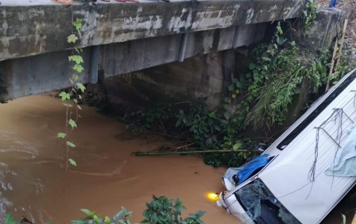 Diduga Sopir Ngantuk, Mobil Mini Bus Terjun Bebas ke Sungai di Jembatan Aek Nabara Barumun