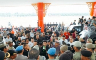 Massa Tuntut Perbaikan Jalan Ujung Kubu