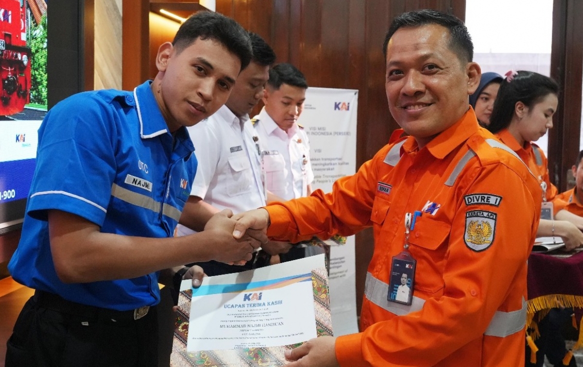 Petugas Kebersihan Gagalkan Pencurian Kabel Sinyal di Jalur Rel KA Diganjar Penghargaan