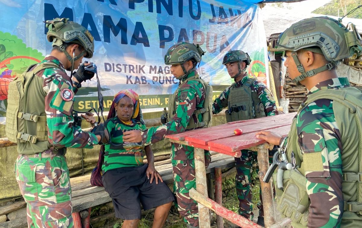 Sentuhan Hangat di Wunggi: TNI Pengobatan Gratis dan Borong Hasil Bumi Warga