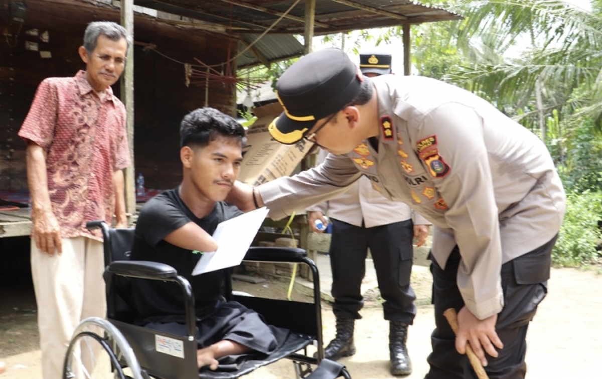 Kapolres Langkat Beri Bantuan Kursi Roda kepada Penyandang Disabilitas di Tanjung Pura