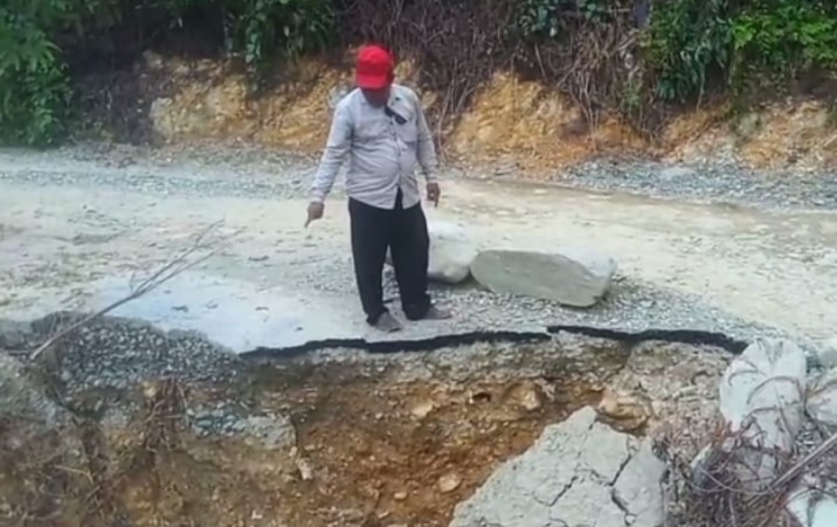 Jalan Menuju Desa Pematang Longsor di Dua Titik
