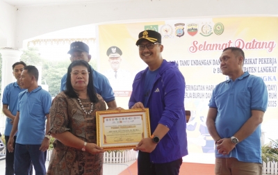 Kapolres Langkat Terima Penghargaan dari Pekerja dan Serikat Buruh