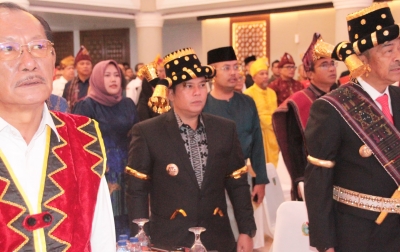 Kenakan Pakaian Adat, Bupati Palas Ikuti Musrenbang RPJMD Pemprovsu